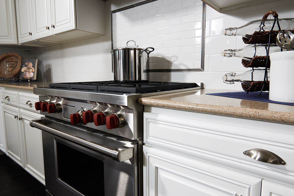 Gas stove with patterned backsplash